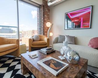 Stunning Downtown Loft in Trendy Blue Dome District - 图尔萨 - 客厅