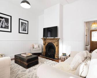 Charming Cottage Nestled in A Prime Location - 伦瑟斯顿 - 客厅
