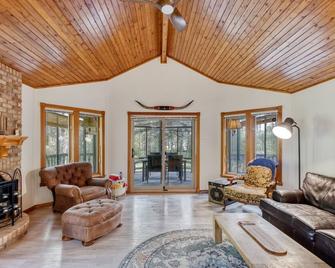 Gimli Lakefront Cottage - 吉姆利 - 客厅