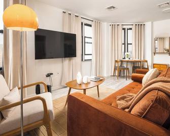 Beautiful Modern Downtown Brooklyn Studio w Elevator - 布鲁克林 - 客厅