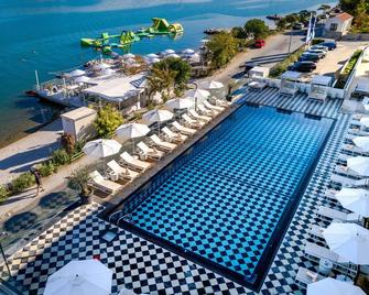 布朗海滩豪斯酒店及Spa - 特罗吉尔 - 游泳池
