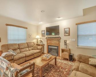 Elk Crossing Cozy Cabin At Crystal Mountain 3 Bedroom Home By RedAwning - Greenwater - 客厅