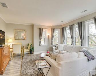 Family Apartment with Deck and Yard Near Northwestern - 埃文斯顿 - 客厅