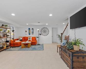 Stone's Throw from Capitol Hill Free Parking - 华盛顿 - 客厅