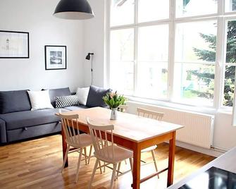 Family-friendly 2-room apartment with bath, living room and open kitchen - 柏林 - 餐厅