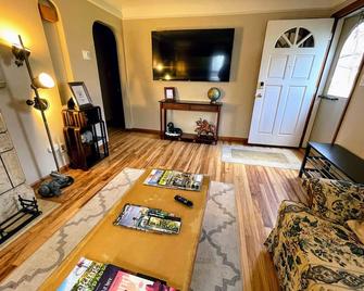 Cute, Cozy, Comfortable And Close To Everything Cleveland! - 克利夫兰 - 客厅