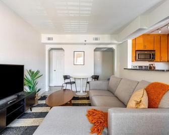Sleek Old Town North 1BR w/ Gym & Rooftop Pool, nr Museums, by Blueground - 亚历山德里亚 - 客厅