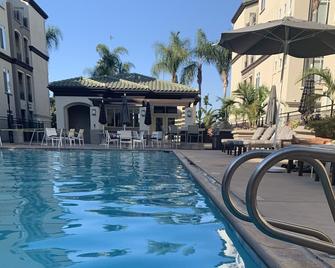 Cozy condo with gym/pool/hot tub, short walk to town and close drive to Beach - 圣地亚哥 - 游泳池