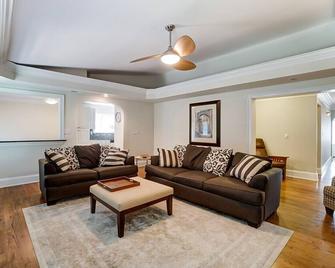 Spacious 3 Bedroom HomeFenced in YardQuiet and Safe Community - 夏洛特 - 客厅
