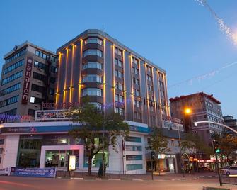 科尔万萨雷布尔萨城市酒店 - 伯萨 - 建筑