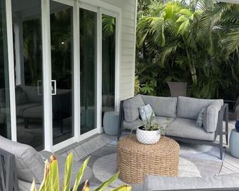 Island Oasis in Casa Marina area - Private pool, GEM electric car, walk to Duval & beach, w/parking - 基韦斯特