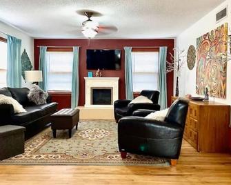 Luxury Oasis- 1 bedroom romantic getaways - 拉伯克 - 客厅