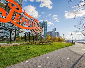 Dreamy LIC 2BR w/ W/D, Elevator & Doorman, near East River, by Blueground - 皇后区 - 建筑