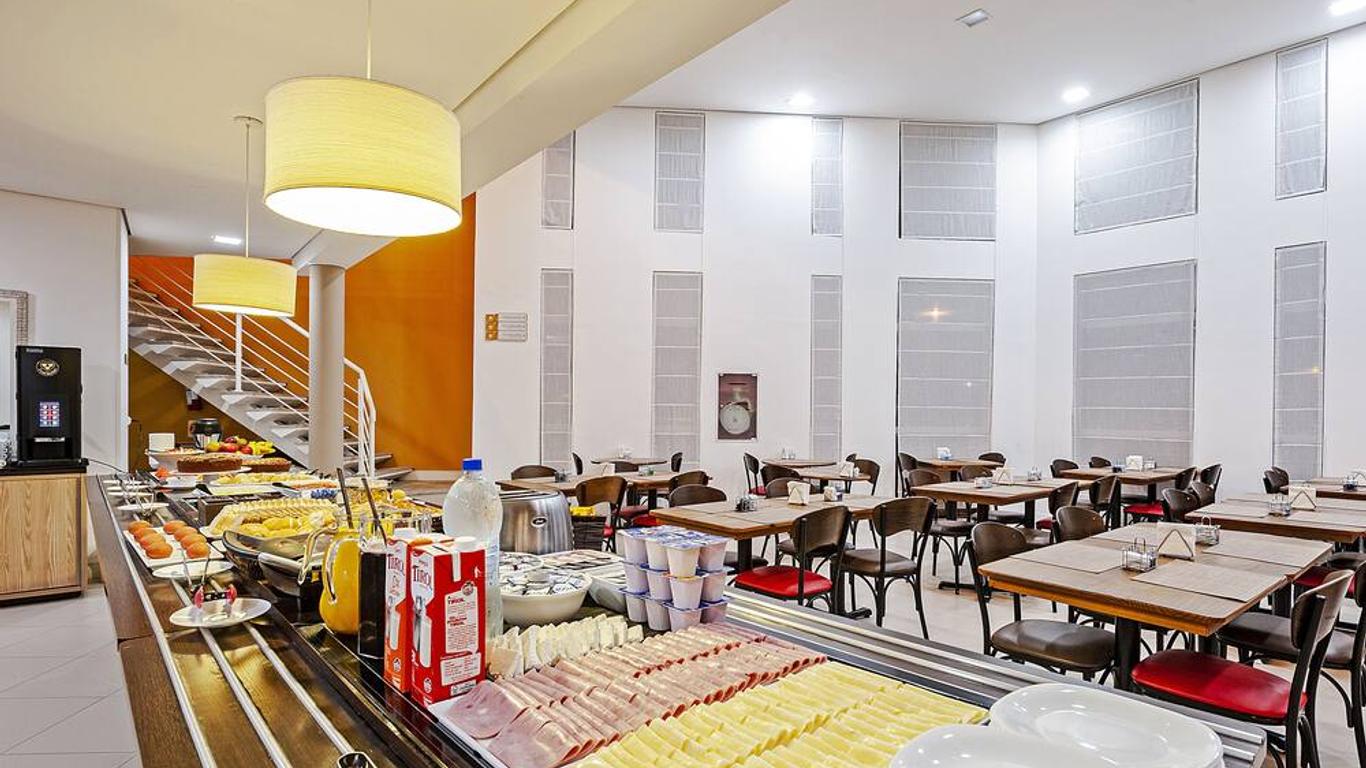 巴内阿里约坎博里乌三酒店