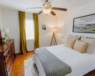 Centrally Located 2br Overton Square Unit 2 Fast Wifi Free Parking Yes Pets - 孟菲斯 - 睡房