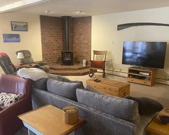 Spacious 1700 sqft 2 bdrm near airport and downtown-Sleeps 8, pet friendly - 安克雷奇 - 客厅