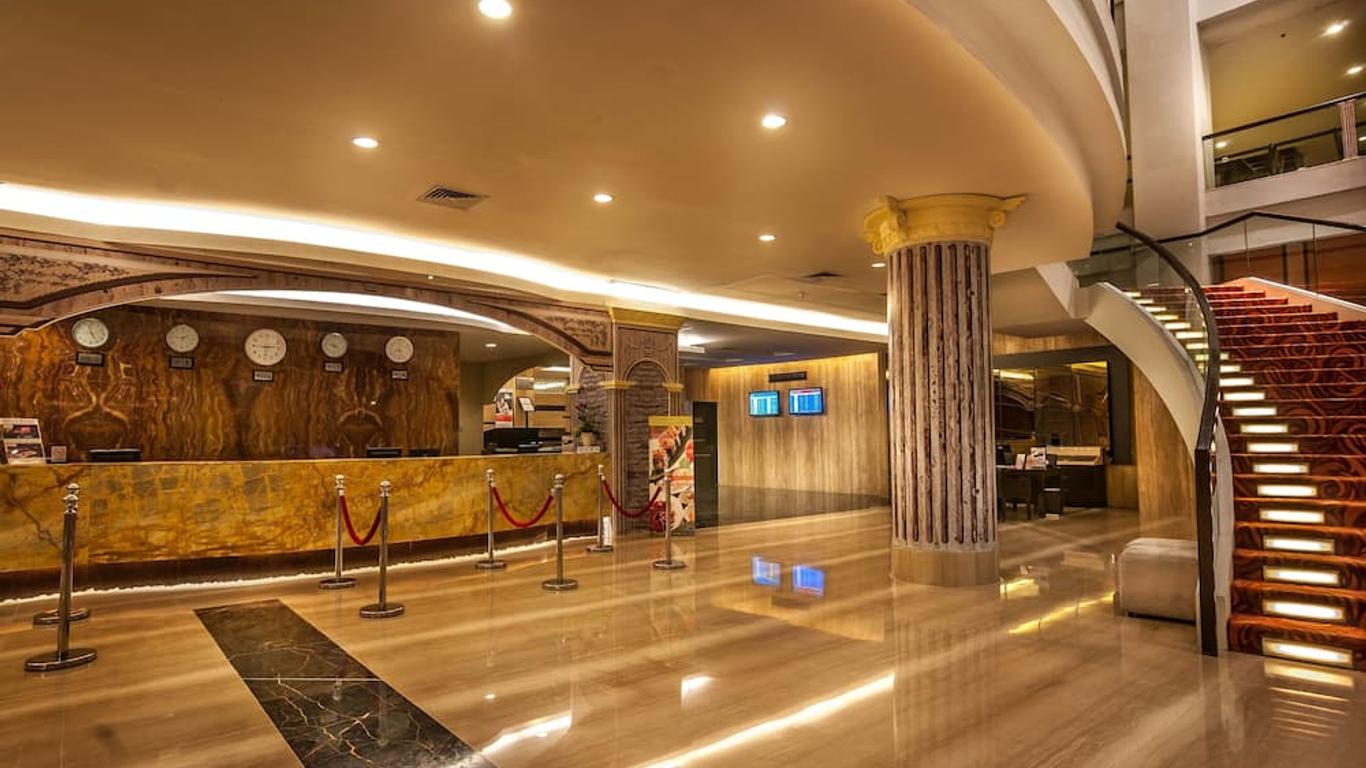 克拉洛望加锡酒店
