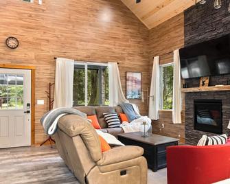 Luxe Chalet at Rainier Entrance with Hot Tub-AC-WiFi - 阿什福德(华盛顿州) - 客厅