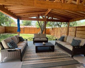 The Retreat at Rigsby-All new 3bdrm/2.5 bath - 圣安东尼奥 - 露台