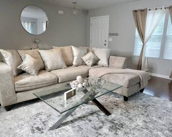 Luxurious Home Near Unc & More..Wi-Fi.2 Lofts - 夏洛特 - 客厅