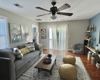 Brand New, Cozy, Modern, One-bedroom Apartment - 福尔斯彻奇 - 客厅