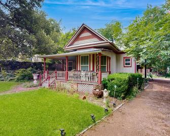 Historic South Austin home near trendy attractions - AC & washer/dryer - 奥斯汀 - 建筑