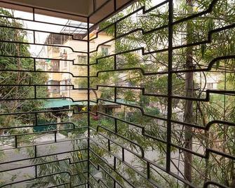 Boi-er Baari The House of Books-A Boutique Stay - 加尔各答 - 阳台