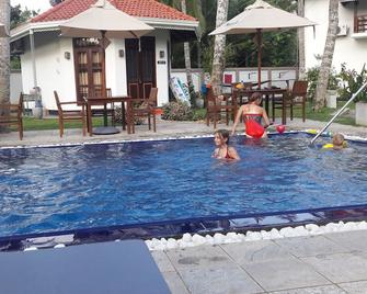 海里斯住宿加早餐旅馆 - 安瓦图那 - 游泳池
