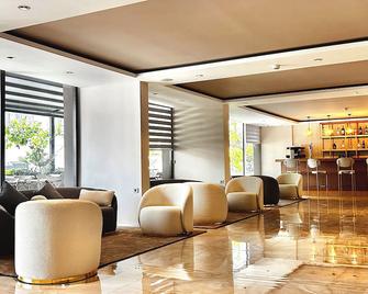 Fifty5 Suite Hotel - 马尔马里斯 - 大厅