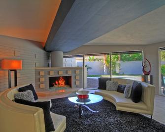 Neighborhood to the stars: Deepwell Estates Exquisite Mid-century JeweL - 棕榈泉 - 客厅