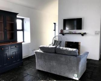 Two Bedroom Traditional Cottage near Achill Sound on the Wild Atlantic Way. - 阿基尔岛 - 客厅