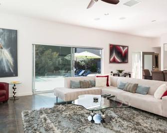 Beautiful Contemporary Home - 棕榈泉 - 客厅