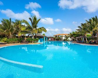 Cape Verde Holidays- Tortuga Beach Resort and Spa - 圣玛丽亚 - 游泳池