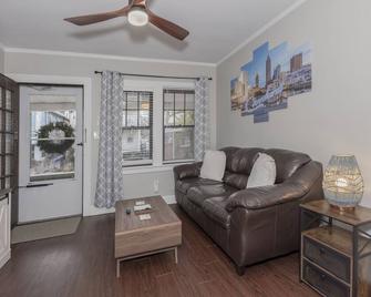 Rare Cleveland Apt: Heart of Little Italy! With Sauna & Hot Tub! - 克利夫兰 - 客厅