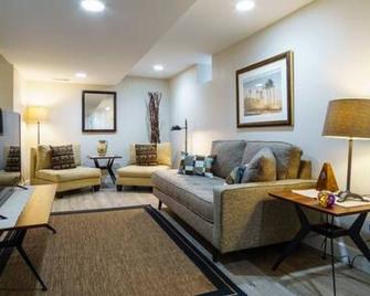 Cheesman Park Apartment - Botanic Gardens Pass - 丹佛 - 客厅