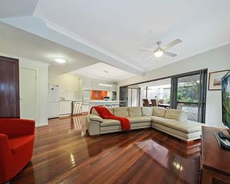 Paddington Pad Dual Living 4 bedrooms Walk Suncorp Quiet Private Back Deck \n - 因多若皮里 - 客厅