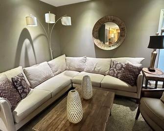 Spacious 4-bed family home with park views - 奥马哈 - 客厅