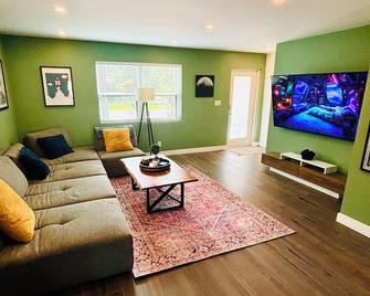 Luxury Townhome by Fort Lauderdale Beach & Downtown - 劳德代尔堡 - 客厅