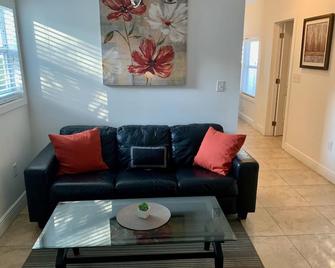 Charming Tropical Home - Heart of Ft. Lauderdale, Awesome Location - 劳德代尔堡 - 客厅
