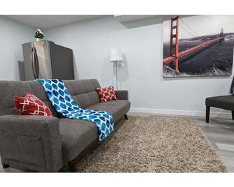 Serene & Modern 1bed Suite + Close To Airport - 里贾纳 - 客厅