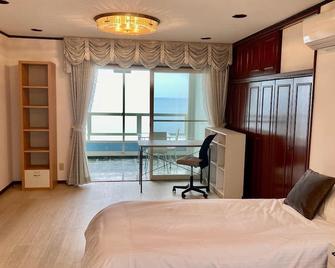 Ocean Front Room with Breathtaking Sunset View from a Large Window / Hamada Shimane - 浜田市 - 睡房