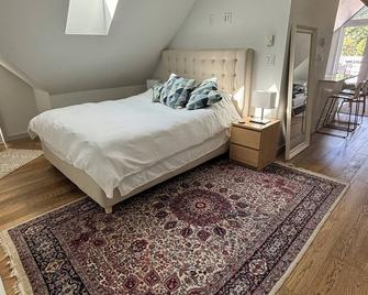A country coachhouse just minutes from the airport and downtown. - 温哥华 - 睡房