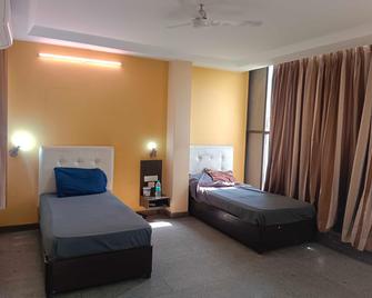 Super Townhouse Khar The Habitat - 孟买 - 睡房