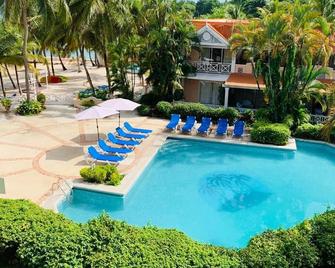 可可礁石Spa度假酒店 - 克朗角 - 游泳池