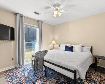 3 King beds + Rocking Chair Front Porch & Back Patio. Close to downtown Senoia! - 森诺亚 - 睡房