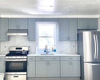 Cozy 3-bedroom Apartment with Huge Balcony in Delightful Queens with WiFi, AC - 皇后区 - 厨房