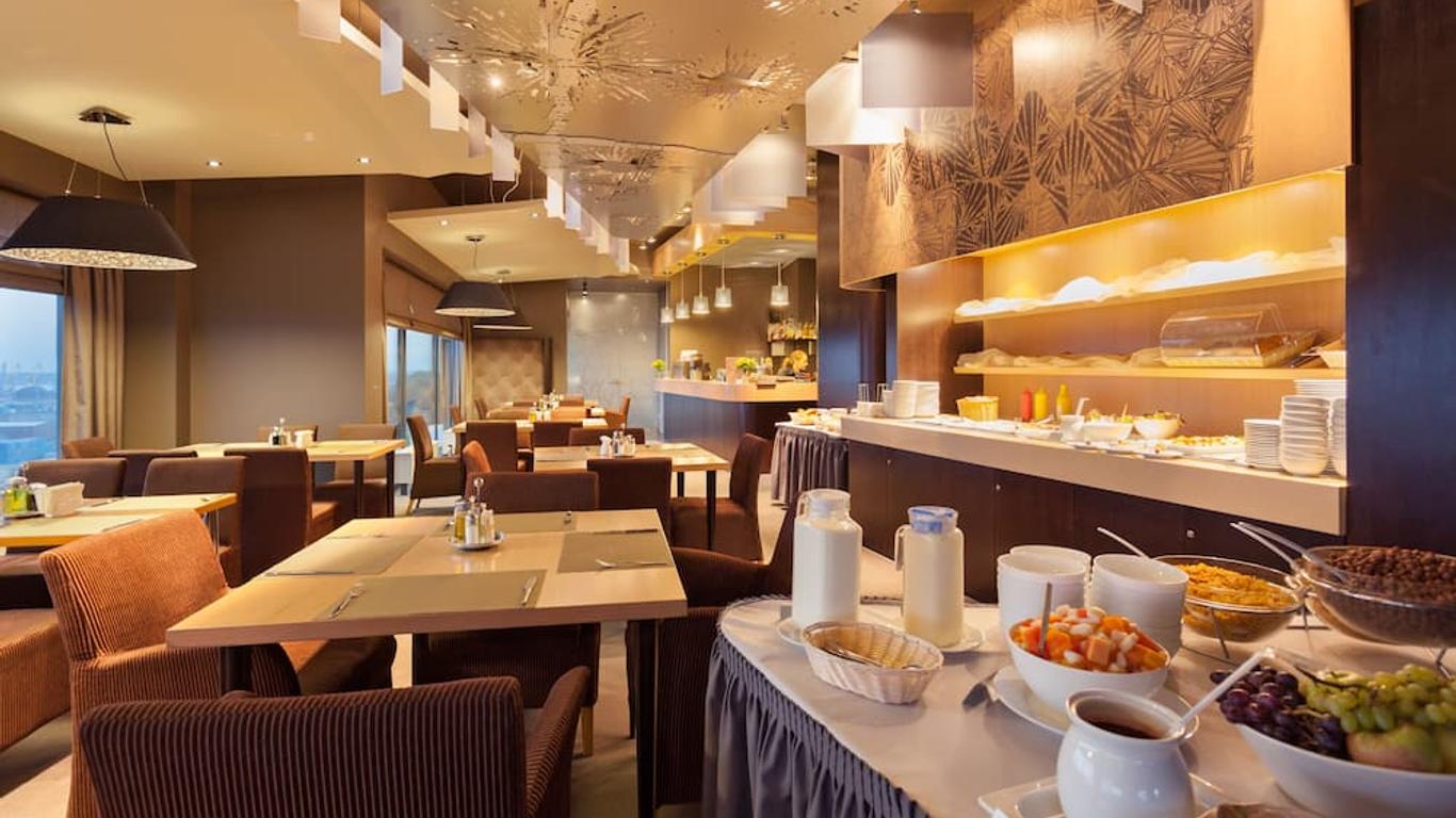 里加里亚港酒店