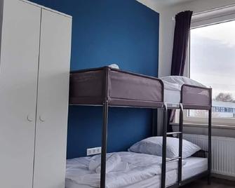 Sechsbettzimmer 'Blau' in zentraler Lage - 不莱梅 - 睡房