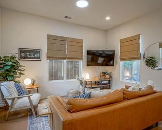 Boho 2b/2ba Downtown/OldTown, Patio w/fire feature - 阿尔伯克基 - 客厅