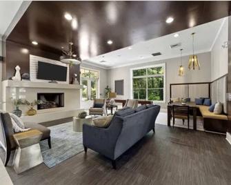 Upscale Studio in Ritzy SouthPark Charlotte/King Bed/Balcony/Free Parking! - 夏洛特 - 客厅